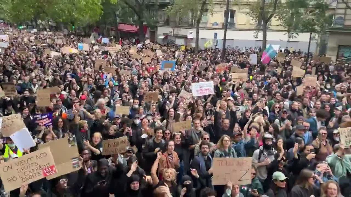 Fransa'da şiddet olayları sonrası Paris ve Lille'de kısmi sokağa çıkma yasağı başladı