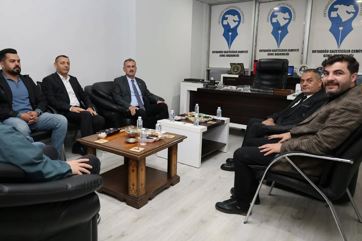 Ağrı Valisi Bozkurt, kentteki basın kuruluşlarını ziyaret edip mensuplarla buluştu