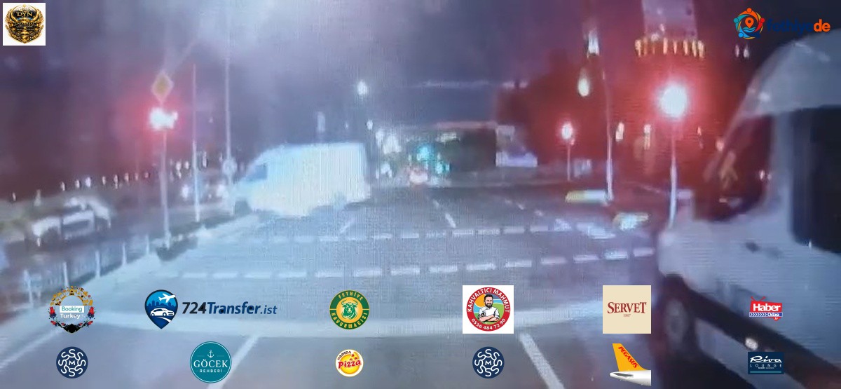 Sultanbeyli'de kırmızı ışıkta geçen servis minibüsüne başka minibüs çarptı, ölen yok