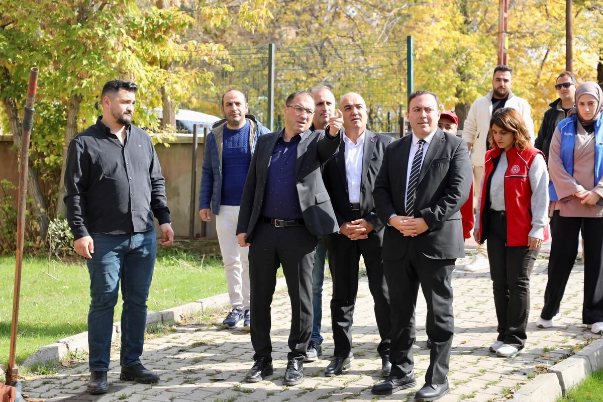 Ağrı'da yapımı süren Sporcu Fabrikası'nın inşaatını Vali Yardımcısı Karataş inceledi