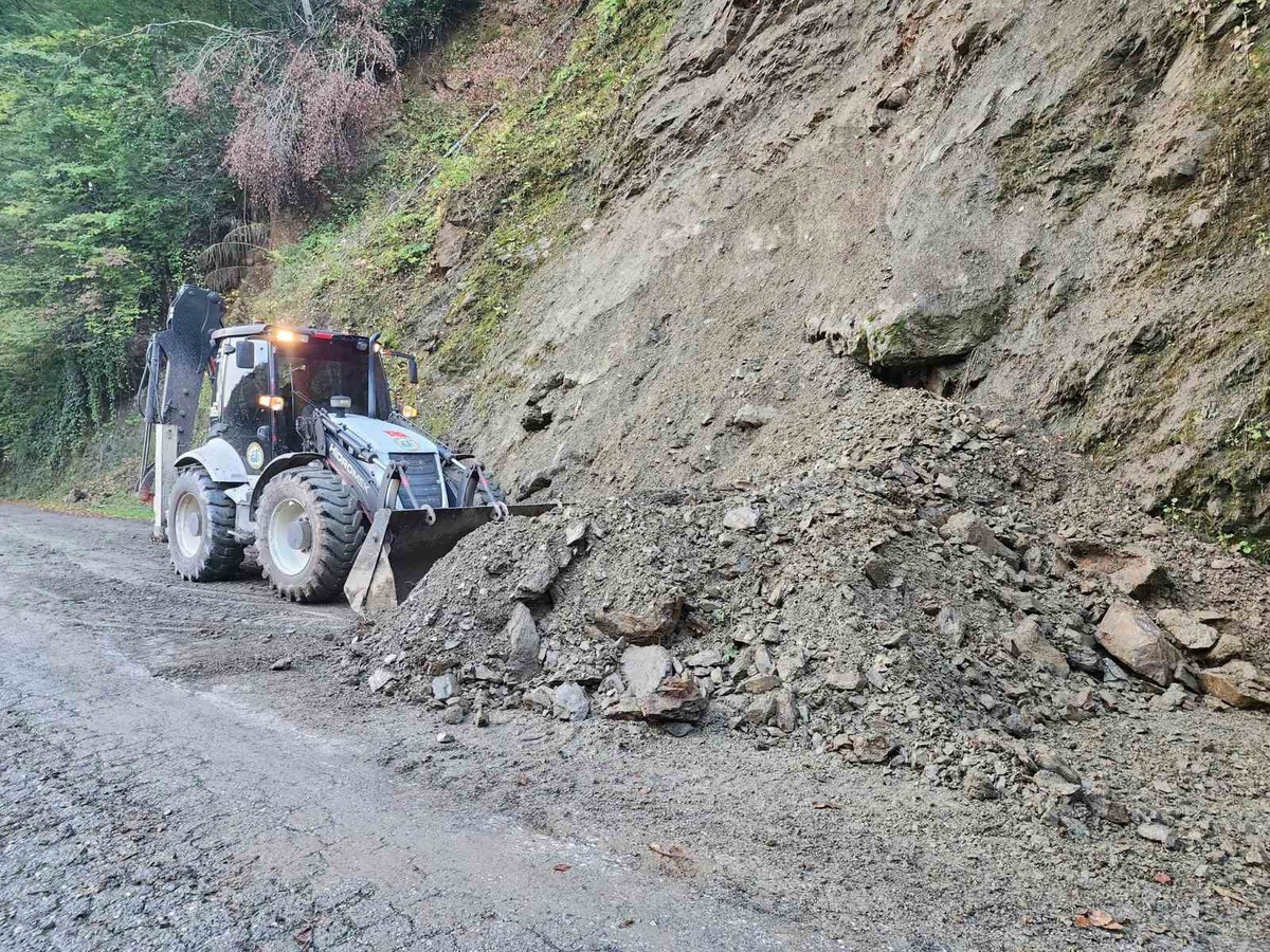 Düzce'de heyelanla kapanan Fındıklıaksu köyü yolu İl Özel İdaresi ekiplerince açıldı