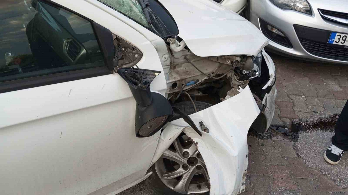 Kırklareli Lüleburgaz'da araç, özel hastane otoparkında park halindeki araca çarptı