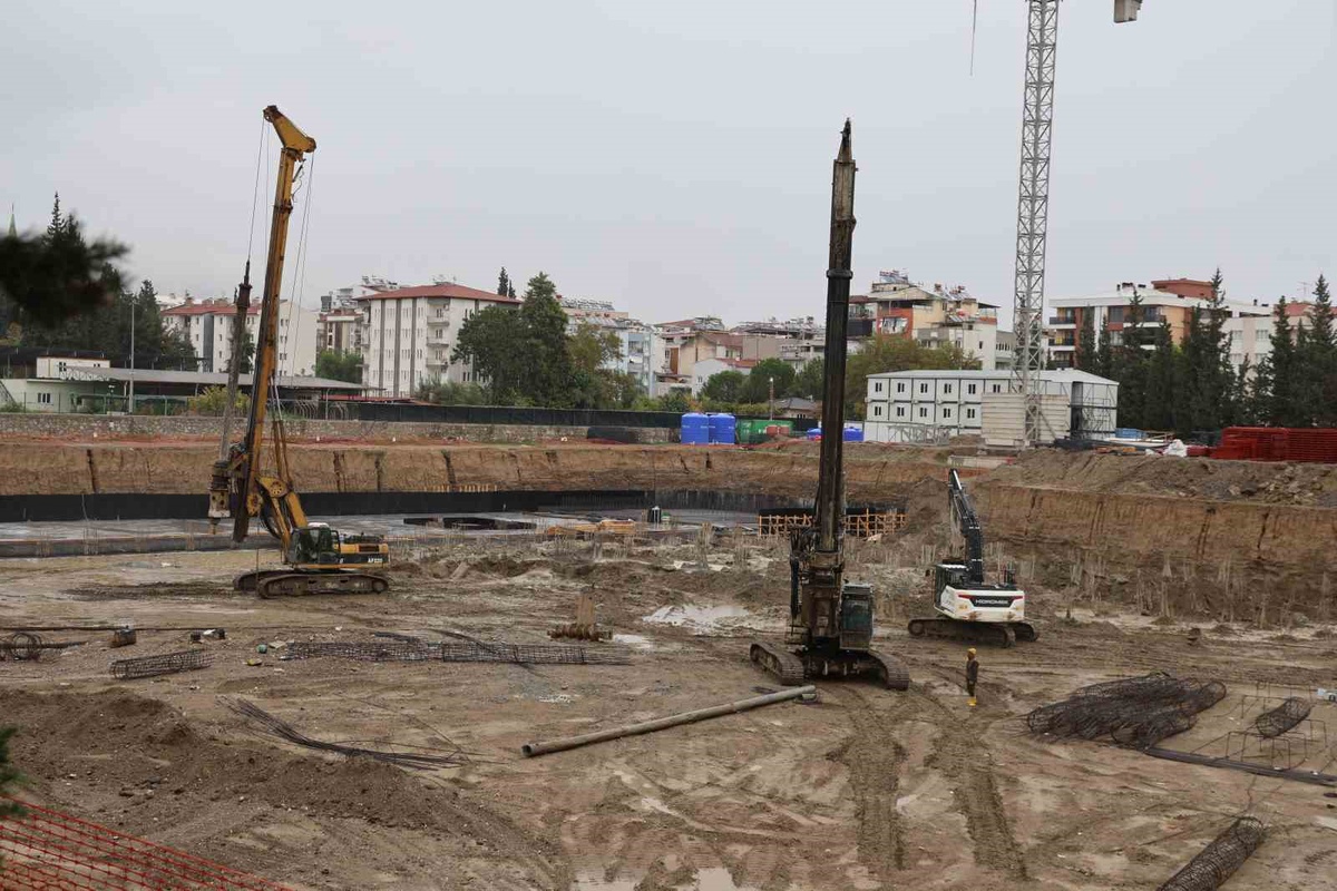 Aydın Efeler'de yeni adliye sarayı inşaatında 5 aylık etüt sonrası fore kazık çakıldı