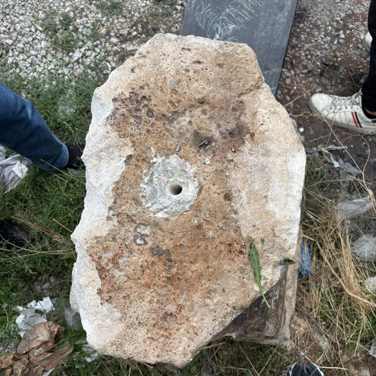 Konya'da Roma dönemine ait kaideyi kepçeyle çalan 3 şüpheliye adli işlem başlatıldı