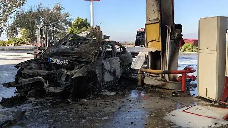 İzmir'de feci kaza! Akaryakıt pompasına çarpan otomobil alev aldı