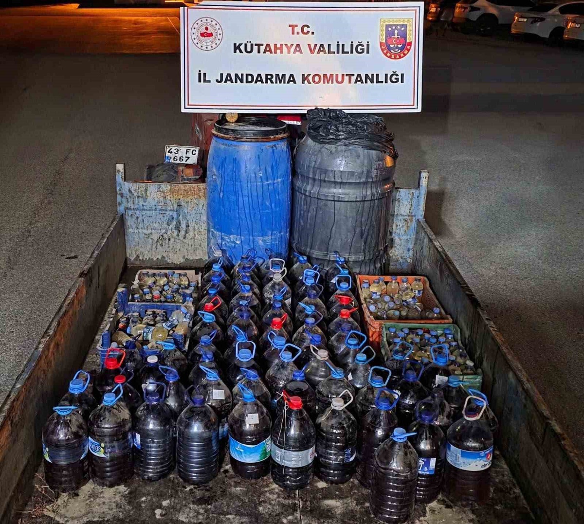 Kütahya Şaphane'de jandarma operasyonunda 960 litre kaçak şarap ele geçirildi