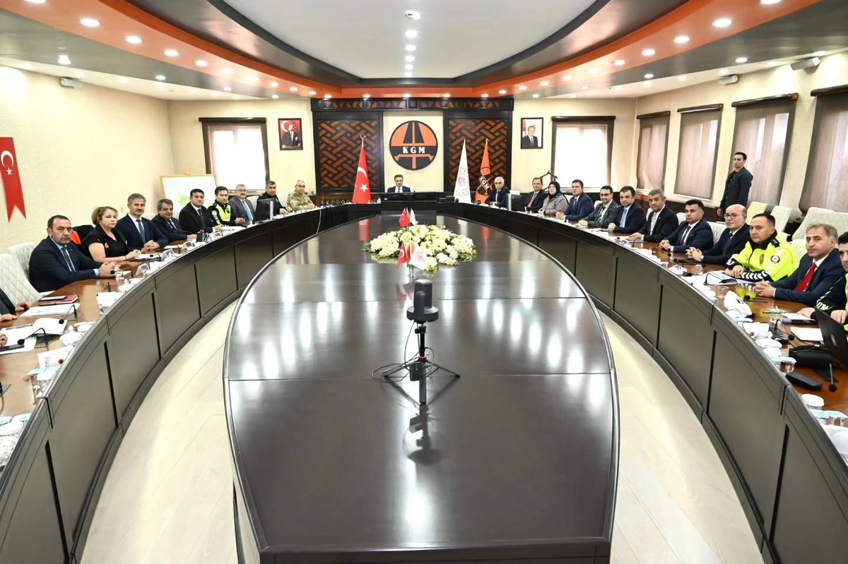 Erzurum'da trafik güvenliği kurulu toplandı, Vali Baruş 2024-2027 planını vurguladı