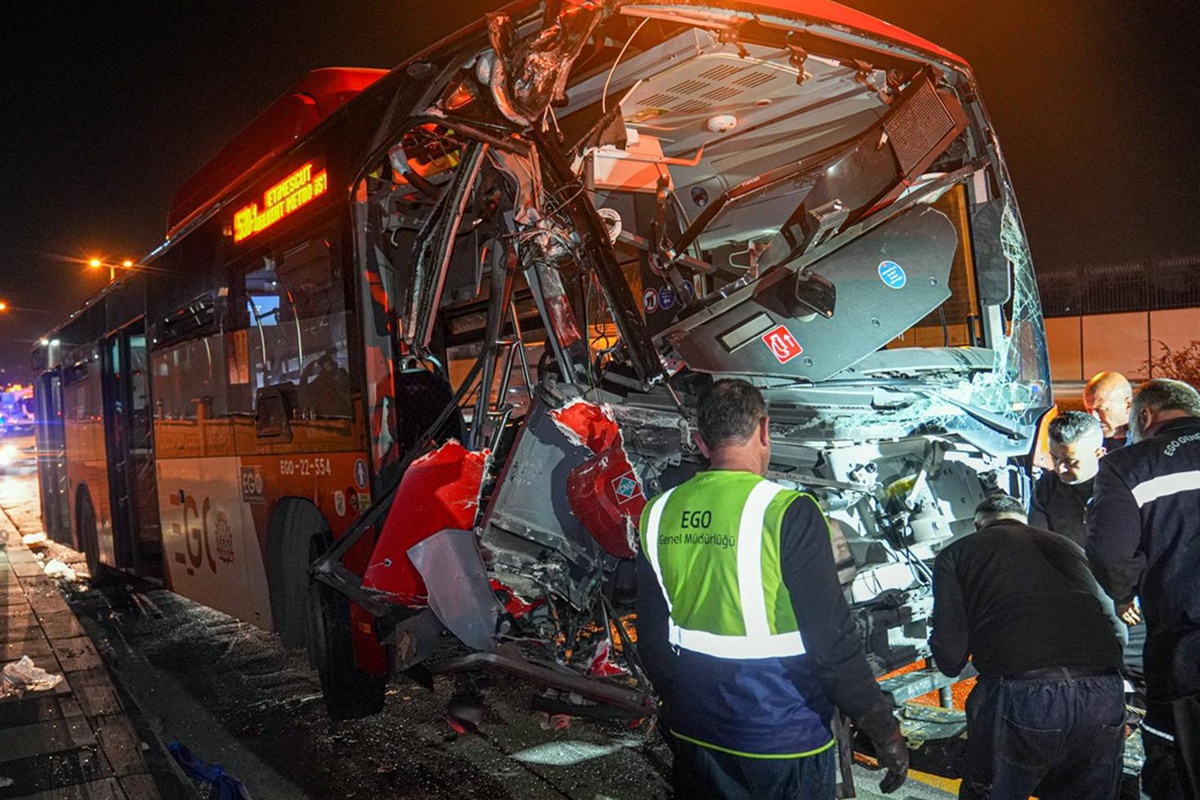 Ankara'da belediye otobüsü, üst geçide çarptı: 24 yaralı