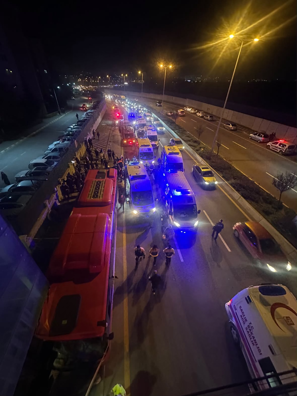 Ankara Etimesgut'ta EGO otobüsü üst geçide çarptı, 24 kişi yaralandı