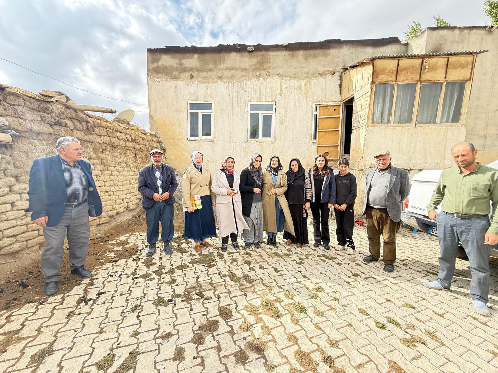 [BELEDIYE · Van · Gürpınar] Eşbaşkan Karakoç, Akbulut Mahallesi’nde Evi Yanan Vatandaşı Ziyaret Etti