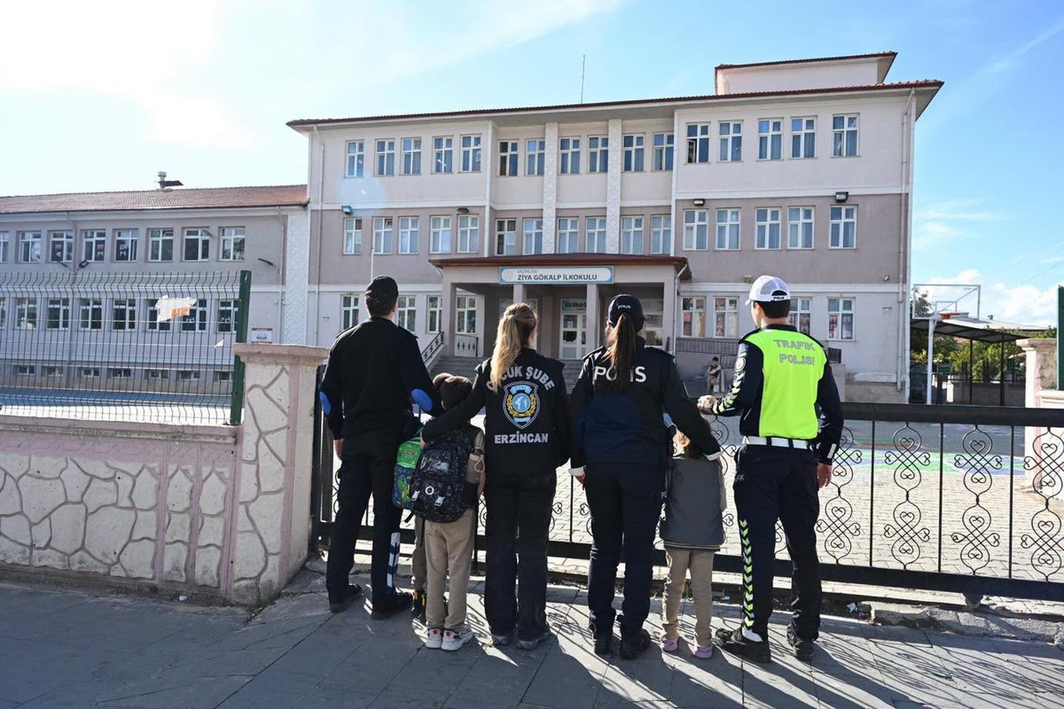 Erzincan'da okul çevresi denetiminde 4 servis ve 28 sivil araç kontrol edildi