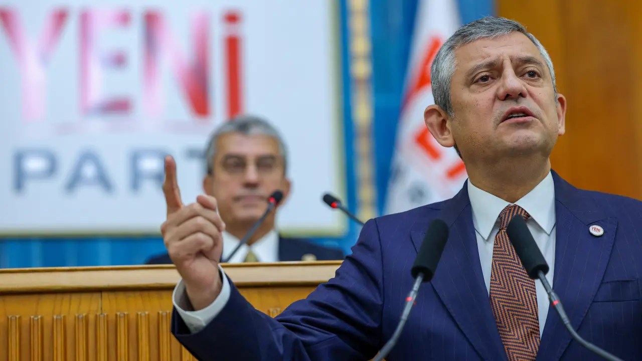 Parti sıralarından Özel'i çekiştirdiler! Kağıda yazılan not kameraya takıldı