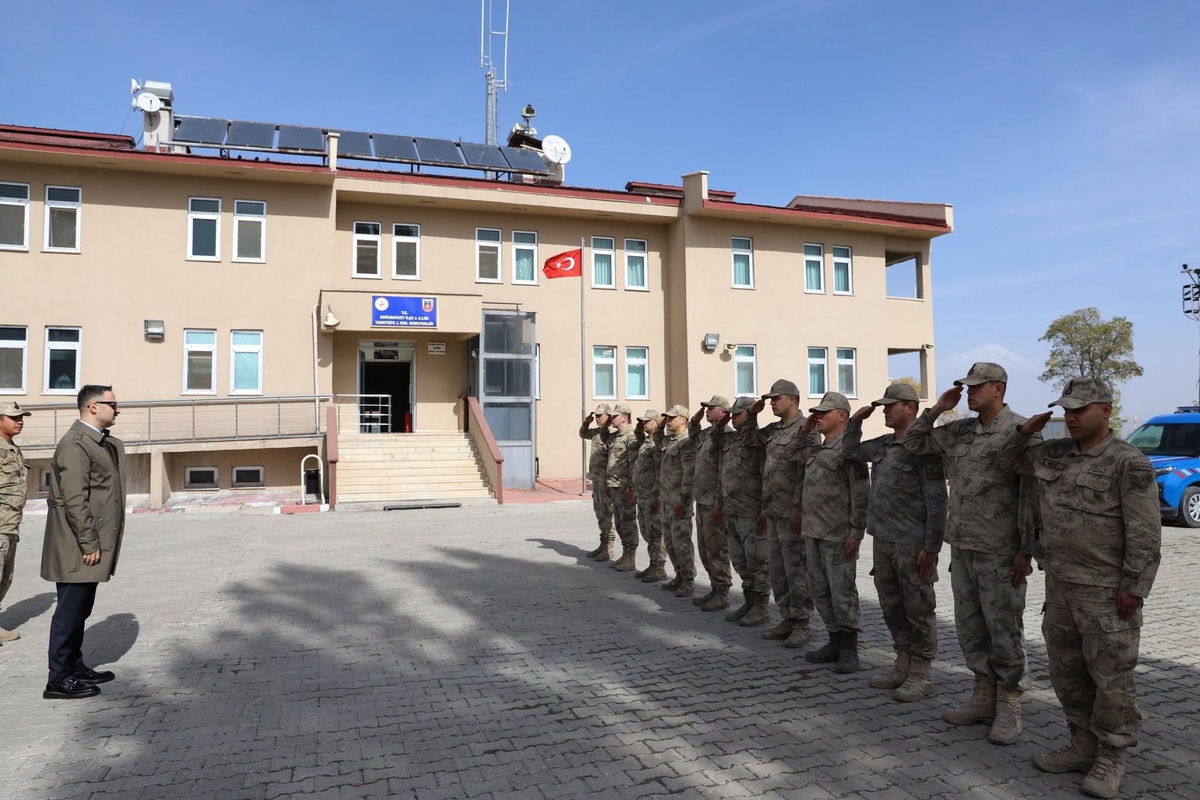 Doğubayazıt Kaymakamı Ayvat, Tanıktepe Karakolunda jandarmayla görüştü