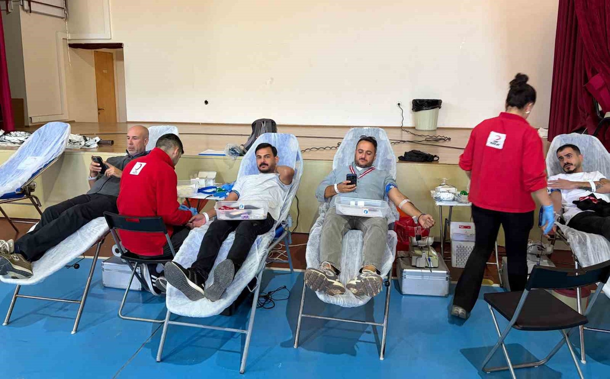 Çeşme'de Mustafa Çapkan İlkokulu ile Kızılay 97 ünite kan bağışı topladı