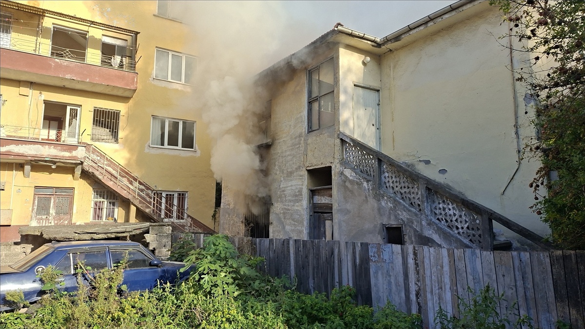 Samsun Bafra'da iki katlı evde piknik tüpü alev aldı, yangın söndürüldü