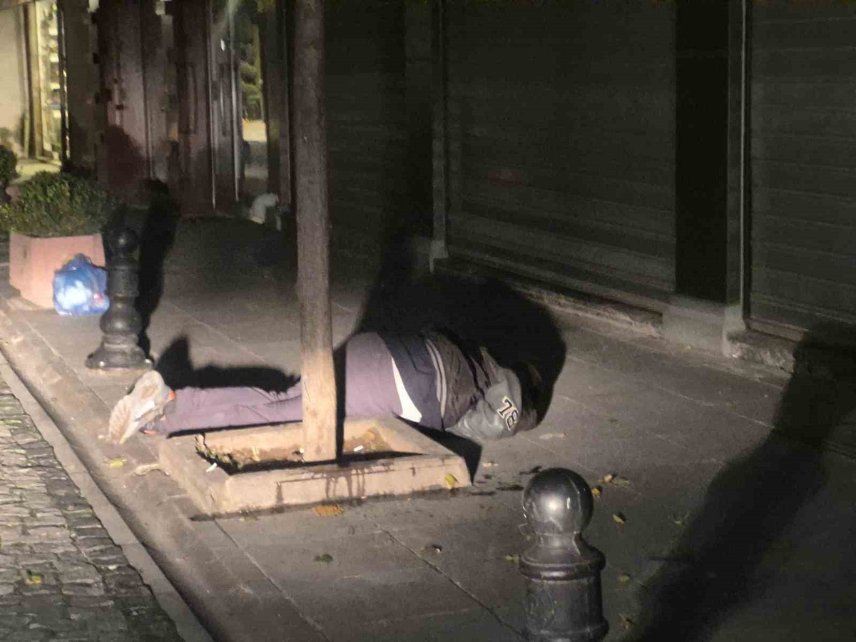 Eskişehir'de alkollü olduğu belirtilen şahıs sokakta iki kez baygınlık geçirdi