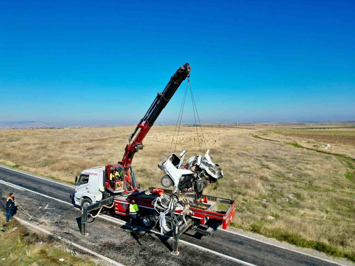 Afyonkarahisar'da iki otomobil kafa kafaya çarpıştı, 4 kişi öldü, 4 kişi yaralandı