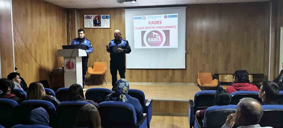 Afyonkarahisar'da polis lise öğrencilerine siber zorbalığı anlattı