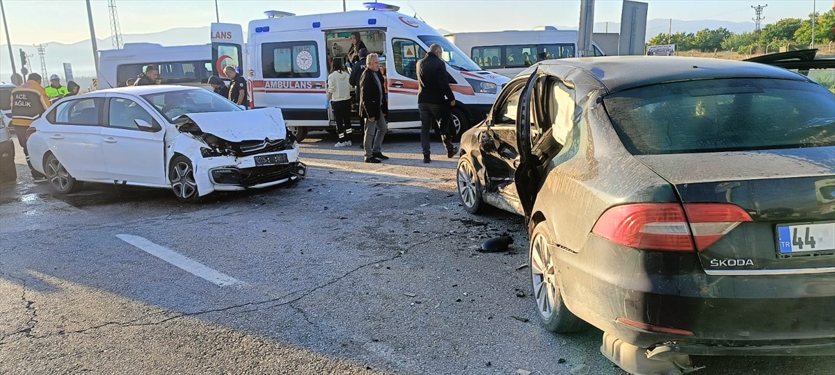 Malatya'nın Akçadağ ilçesinde iki otomobil çarpıştı, kazada 6 kişi yaralandı.