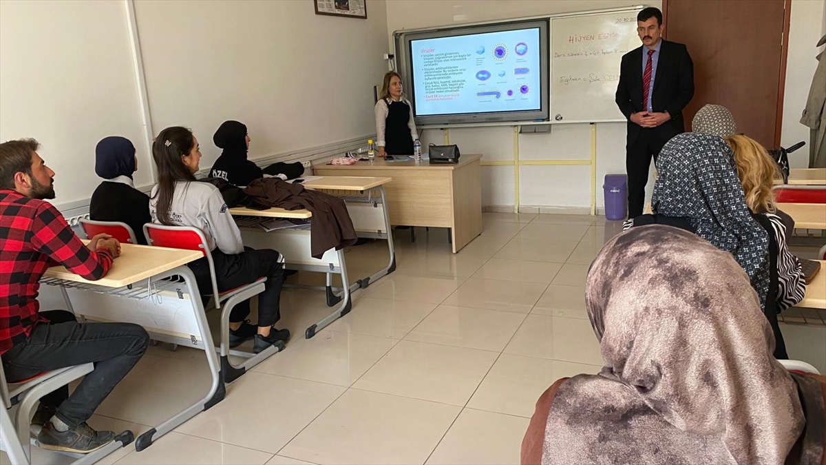 Sivas Ulaş'ta İŞKUR personeline hijyen eğitimi düzenlendi, sağlıklı ortam amaçlandı