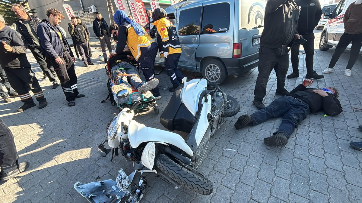 Kütahya Tavşanlı'da motosikletle hafif ticari araç çarpıştı, 2 yaralıdan biri ağır