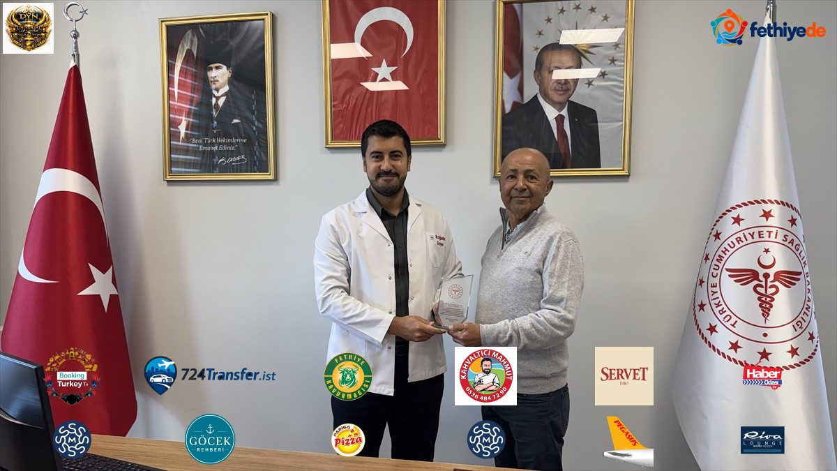 Marmaris Devlet Hastanesinde Atatürk büstüne katkı sunan idarecilere plaket verildi