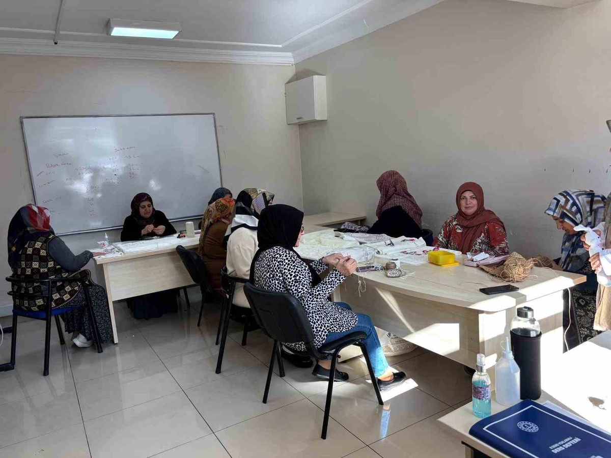 Tercan Halk Eğitim Merkezi'nde 112 kursiyer kurslara devam ediyor