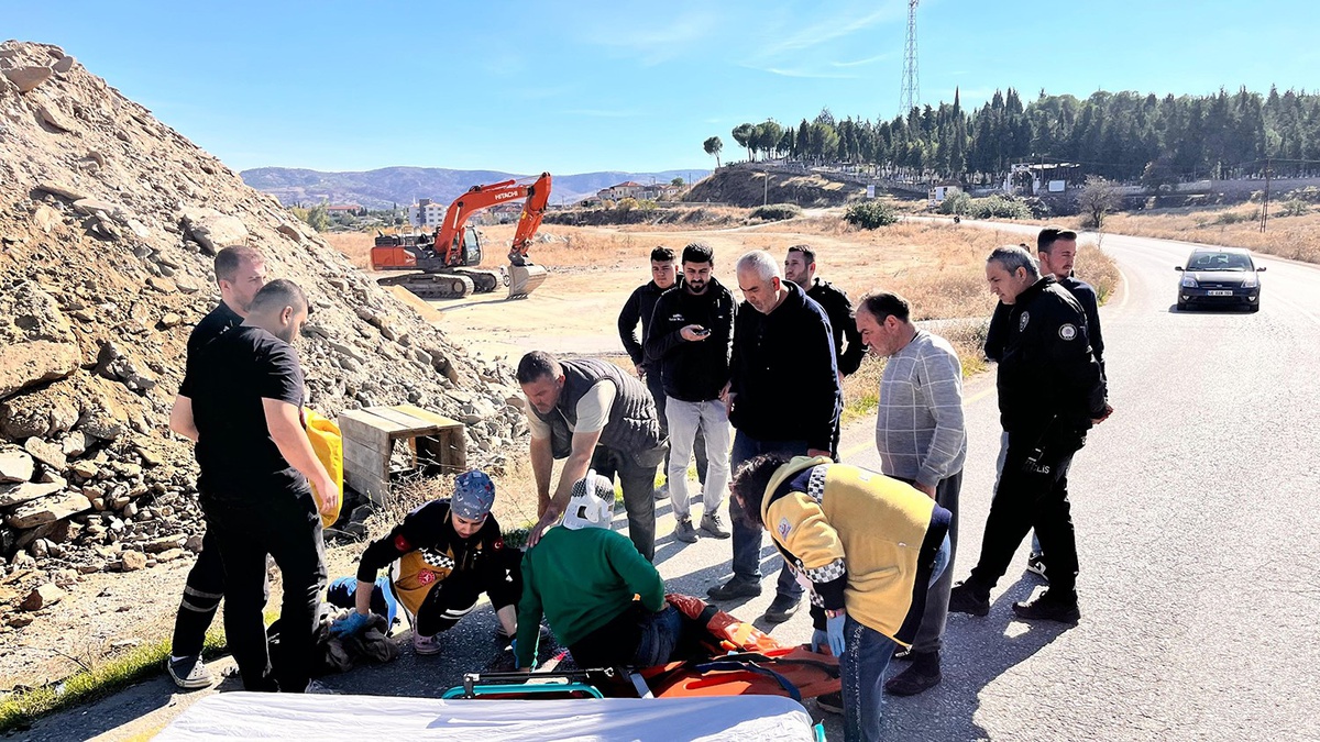 Manisa Kula'da otomobille çarpışan motosikletin genç sürücüsü ağır yaralandı