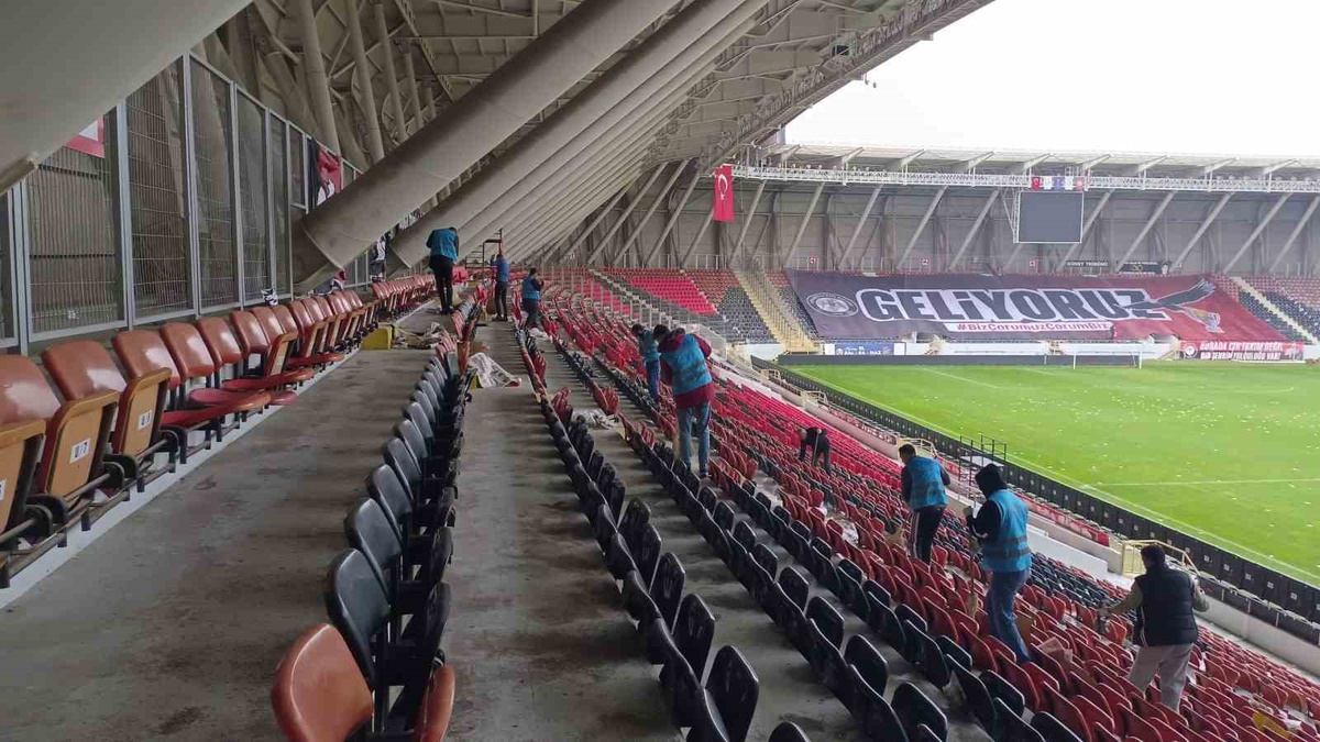 Çorum'da denetimli serbestlik yükümlüleri stadyum ve okulları ücretsiz temizledi