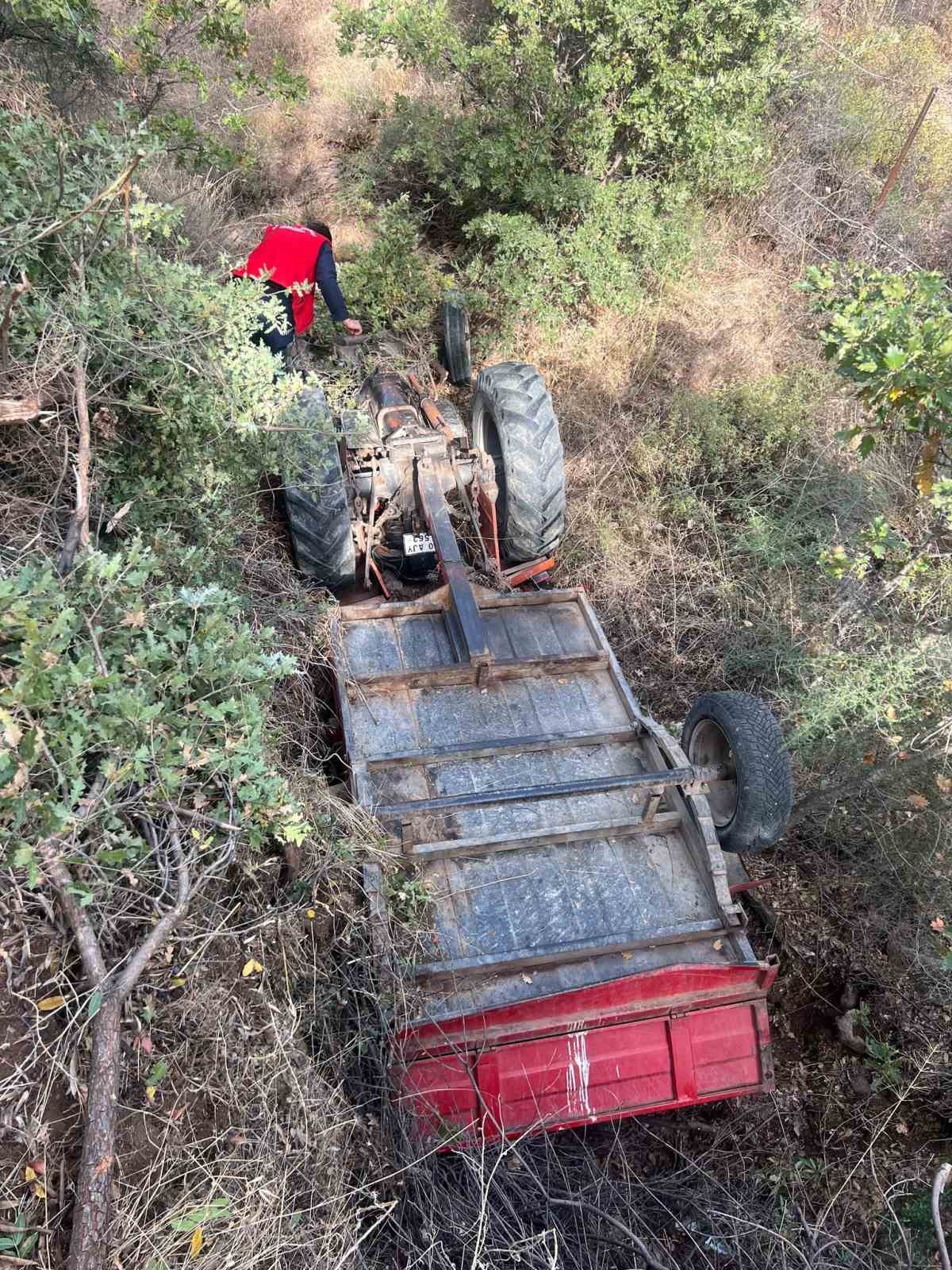 Balıkesir Ayvalık'ta tarla yolunda devrilen traktörün sürücüsü yaralandı