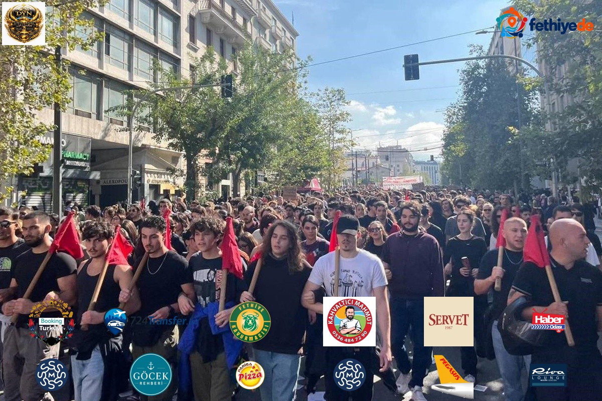 Atina'da 10 binden fazla öğrenci ve öğretmen eğitim sistemindeki kronik sorunlara karşı yürüdü