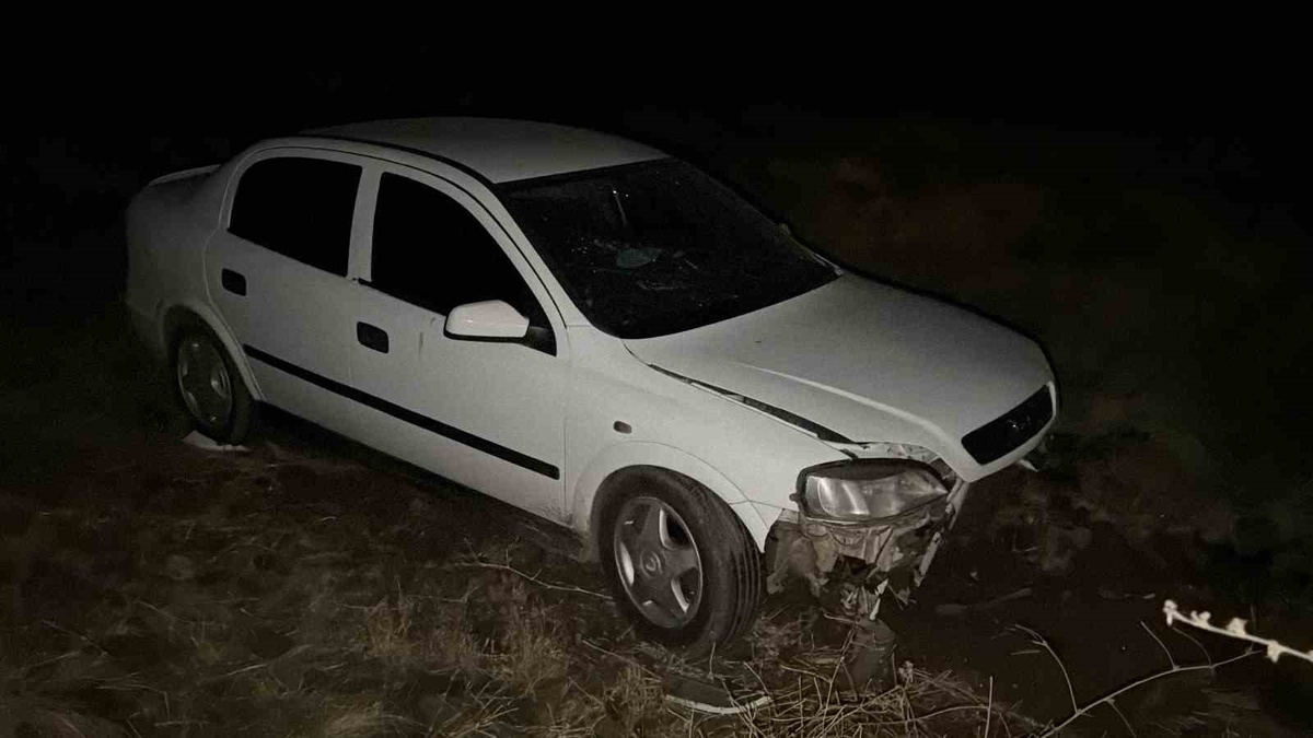 Şanlıurfa Siverek'te otomobil şarampole devrildi, 3 kişi yaralandı