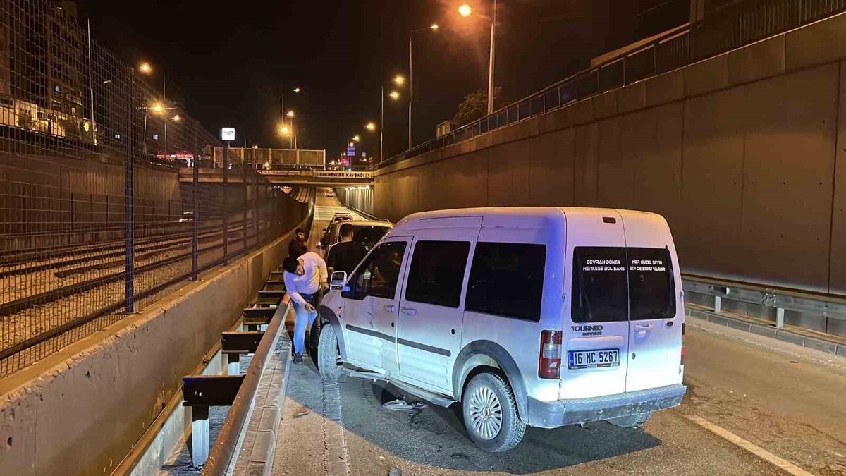 Bursa Yıldırım'da ehliyetsiz motosiklet sürücüsü otomobile çarparak yaralandı