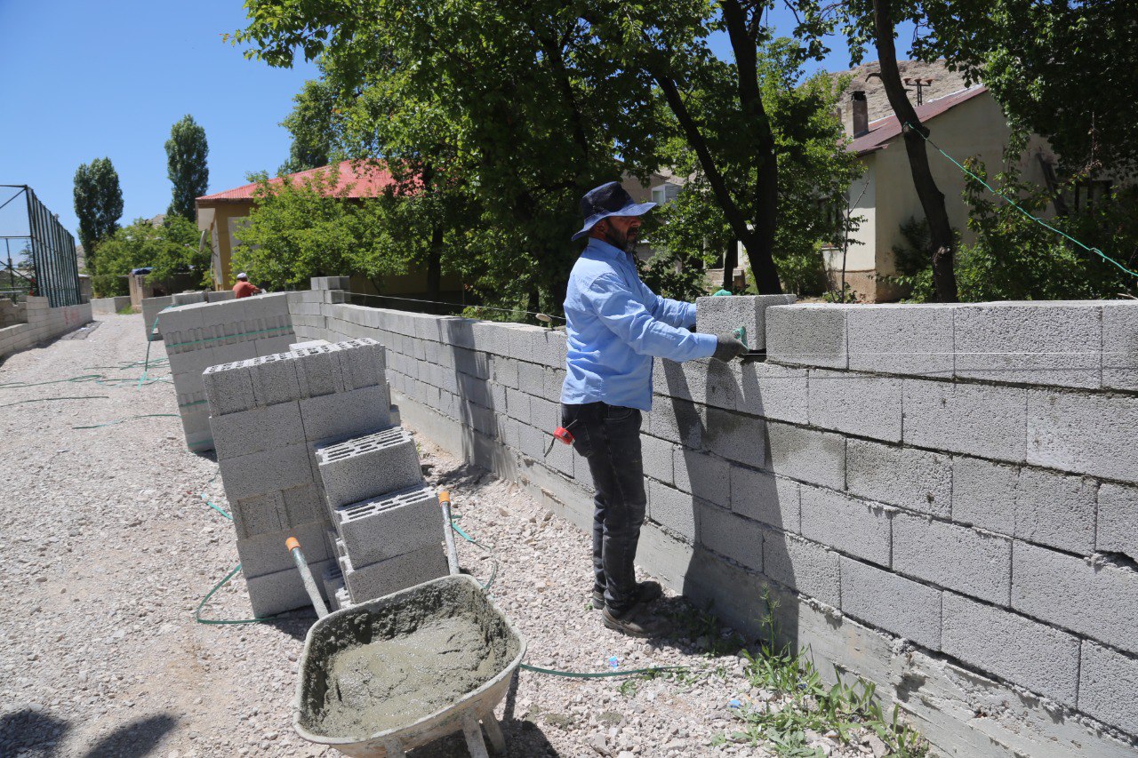 [BELEDIYE · Van · Tuşba] Yol Açma çalışmaları Sırasında Zarar Gören Duvarlar Yeniden Inşa Edildi