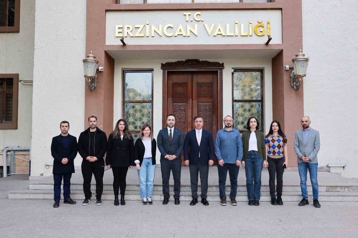 Erzincan Valisi Aydoğdu, eğitim için gelen iletişim uzmanlarını kabul etti