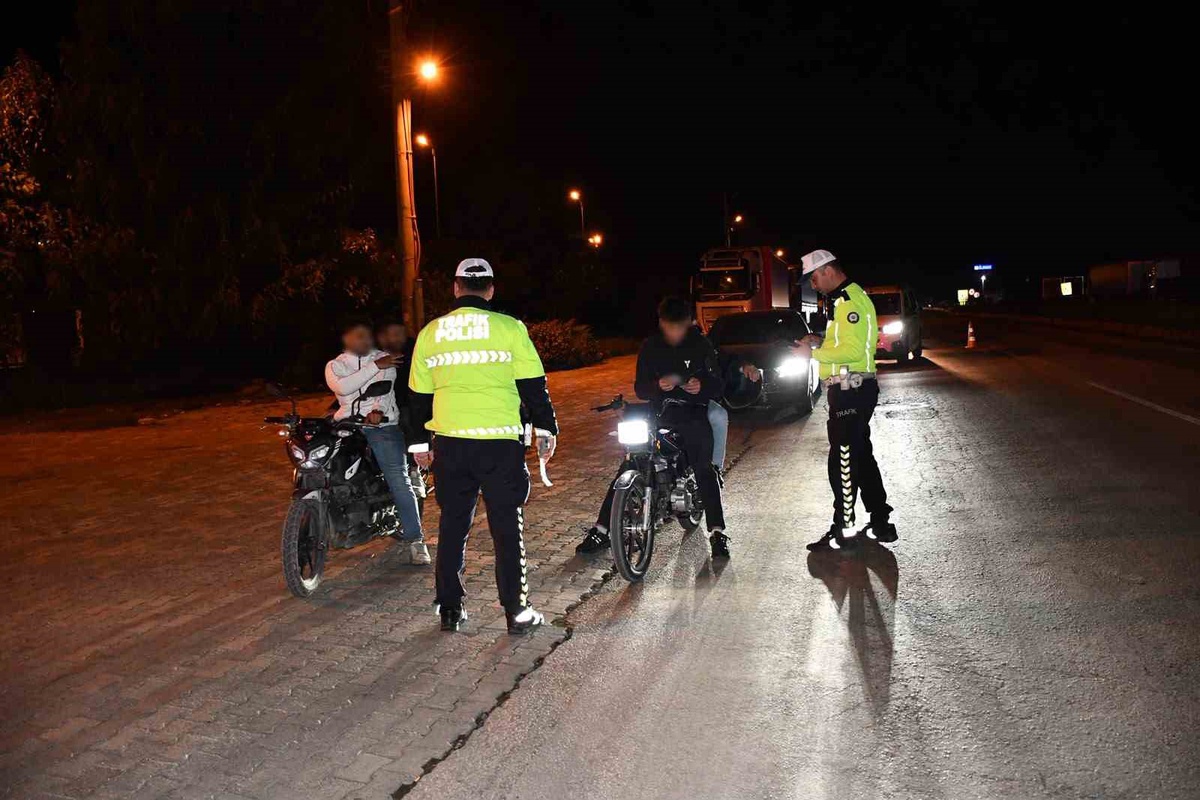 Hatay Dörtyol'da trafik ekipleri D-817'de alkol ve kask denetimi yaptı