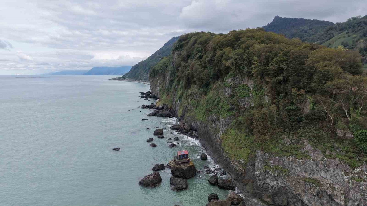 Artvin Arhavi'de gençler denizdeki dev kayaya tulum çalmak için Martıevi'ni yaptı