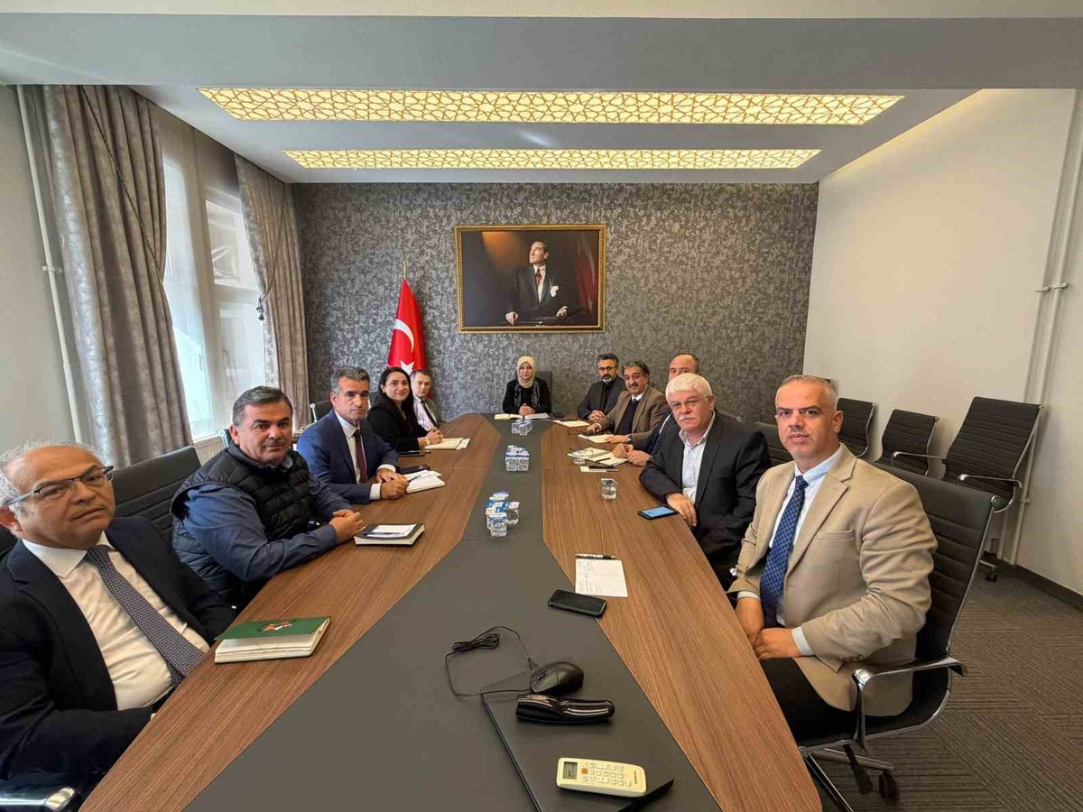 Düzce İl Milli Eğitim Müdürü Gülşen Özer başkanlığında haftalık toplantı yapıldı
