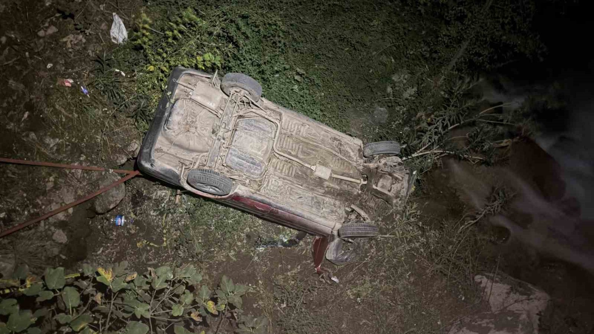 Osmaniye'de otomobil 5 metre yükseklikten dereye düşerek sürücüsünü yaraladı