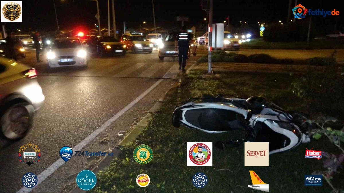 Antalya Manavgat'ta emniyet şeridindeki motosiklet otomobile çarptı, 2 kişi yaralandı