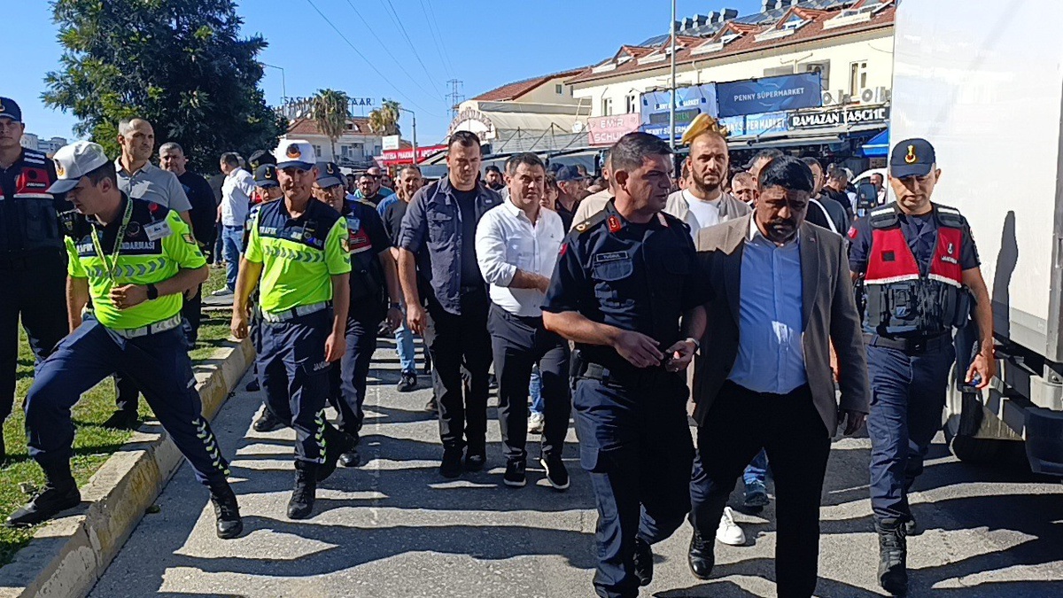 Manavgat Evrenseki'de esnaf marka avukatlarına sahil yolunu kapatarak tepki gösterdi