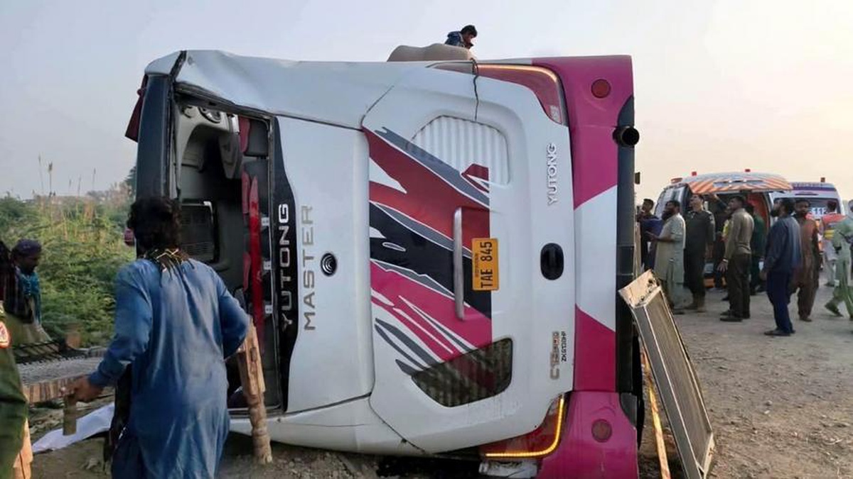 Pakistan'ın Pencap eyaletinde yolcu otobüsü devrildi, 8 ölü 32 yaralı