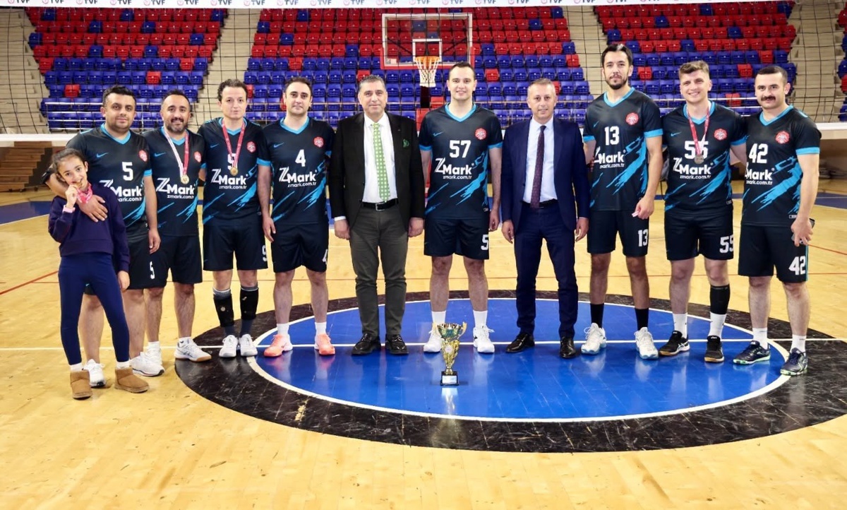 Niğde'de 4. Kamu Spor Oyunları erkekler voleybol turnuvasını Niğde Valiliği kazandı