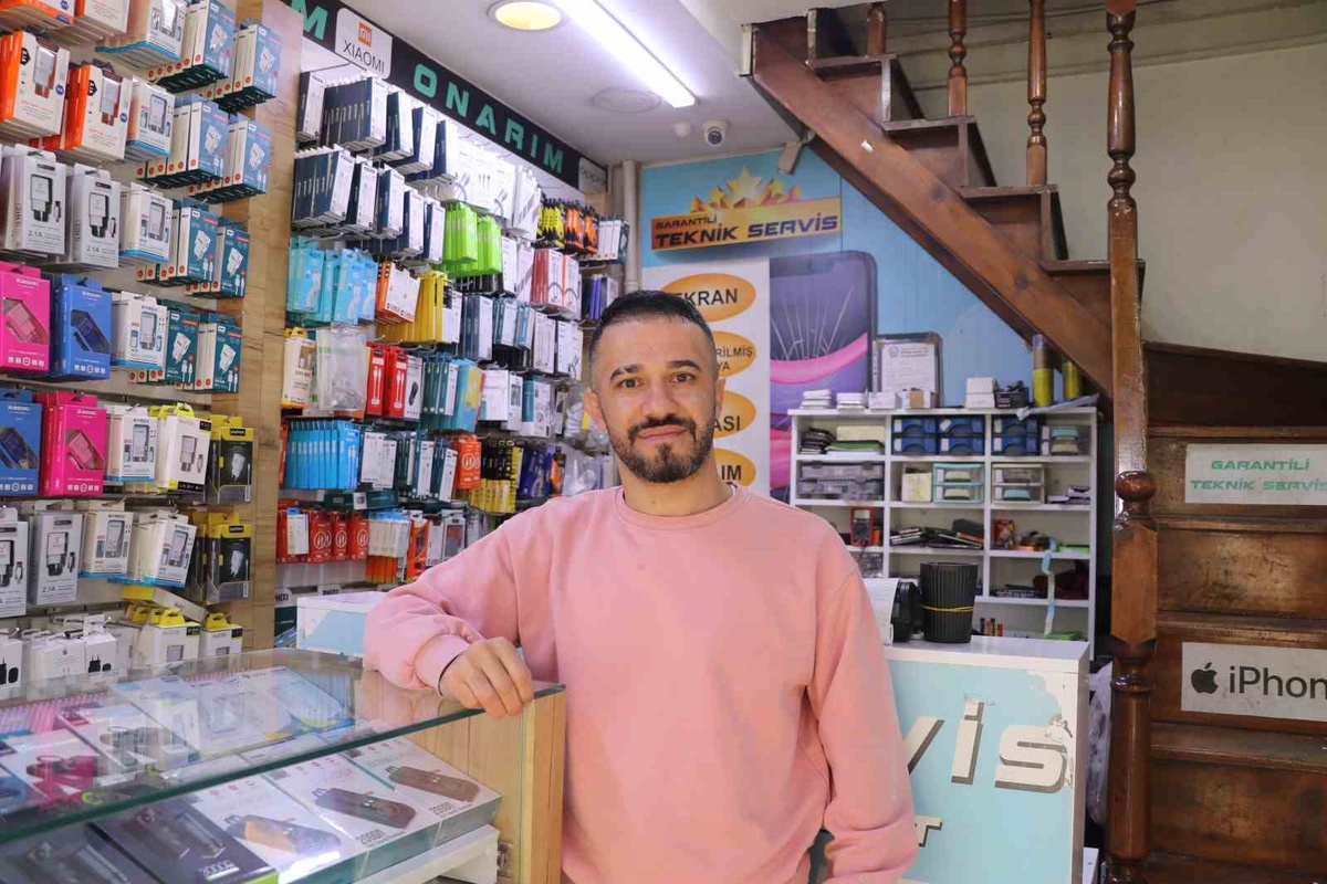 Sivas'ta telefon satan kadın, esnafın uyarısıyla dolandırılmaktan kurtuldu