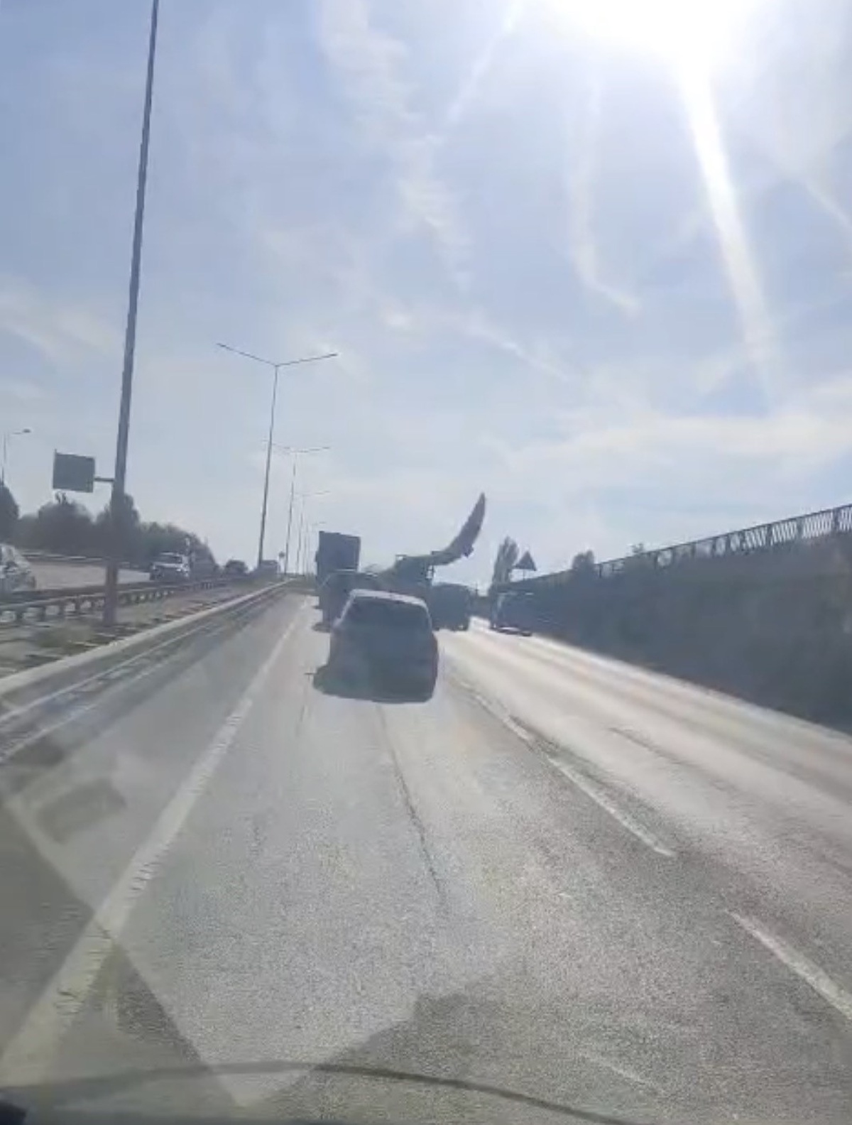 Eskişehir çevreyolunda tırla taşınan rüzgar türbini kanadı trafiği yavaşlattı