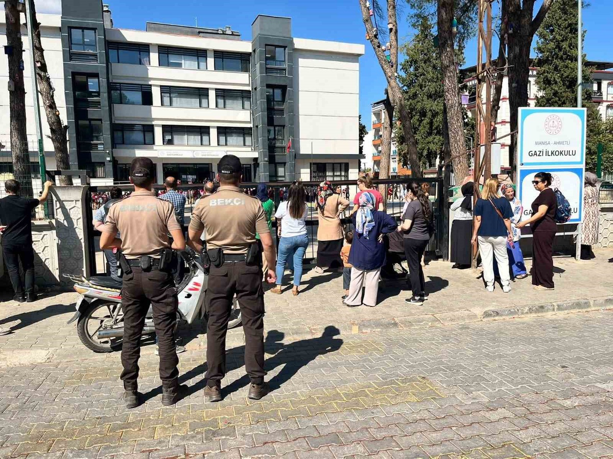 Manisa'da okul güvenliği denetimlerinde 52 aranan kişi yakalandı