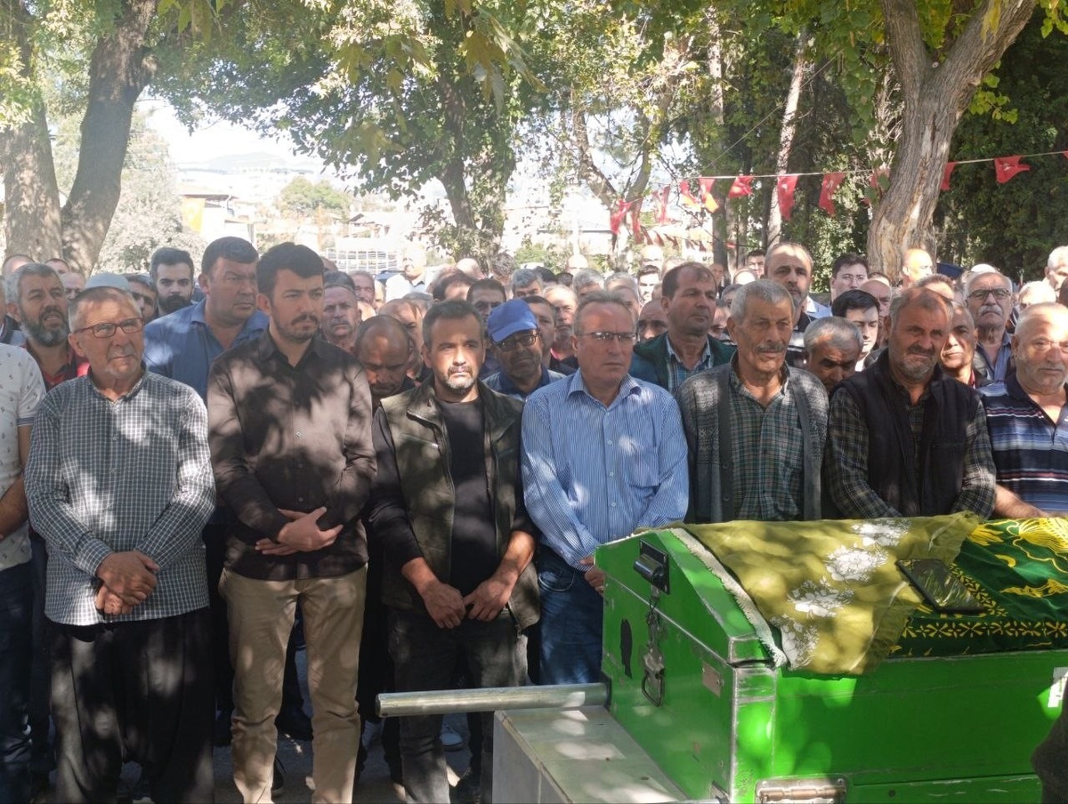 Adana Kozan'da piknikte tüfekle öldürülen 22 yaşındaki genç kız toprağa verildi