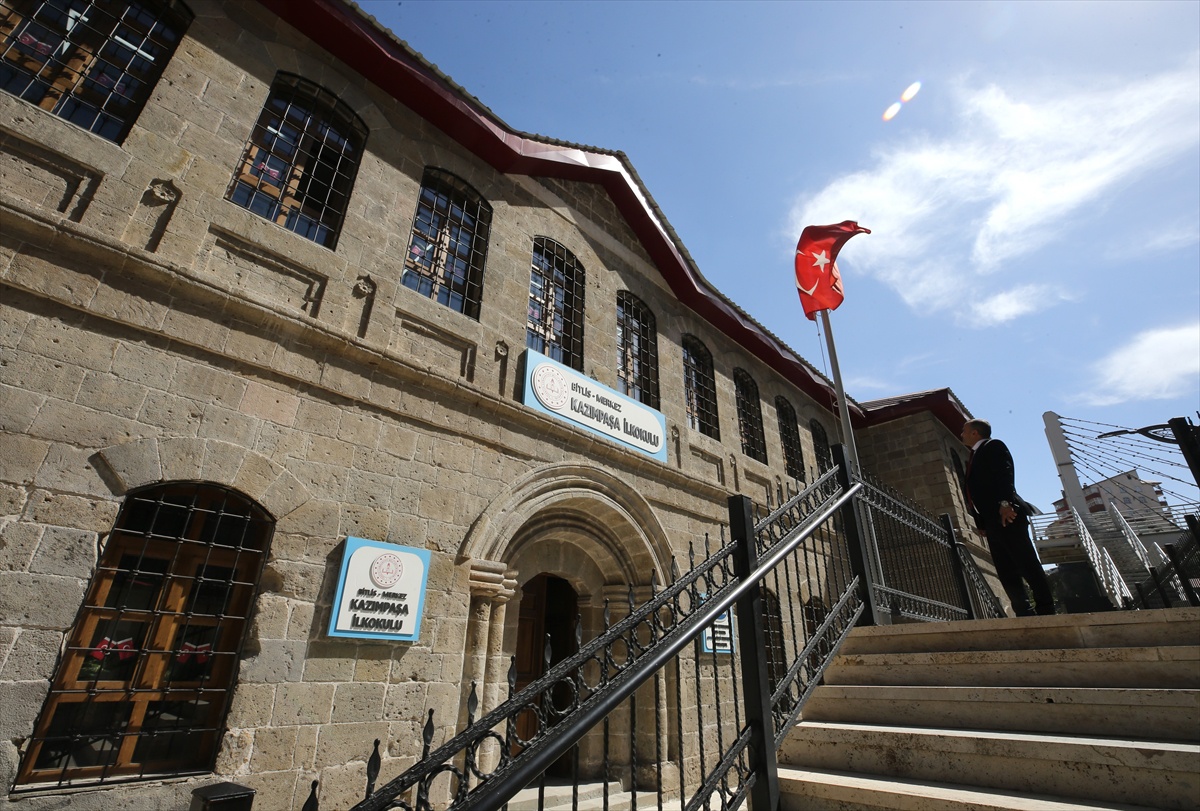 Bitlis'in ilk mektebi Kazımpaşa İlkokulu 101 yıldır aynı binada eğitim veriyor