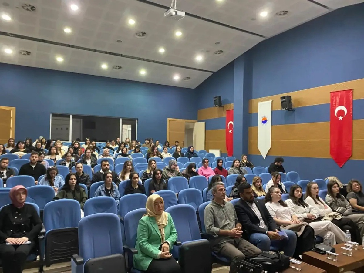 Sinop Aile ve Sosyal Hizmetler İl Müdürlüğü öğrencilere seminer düzenledi