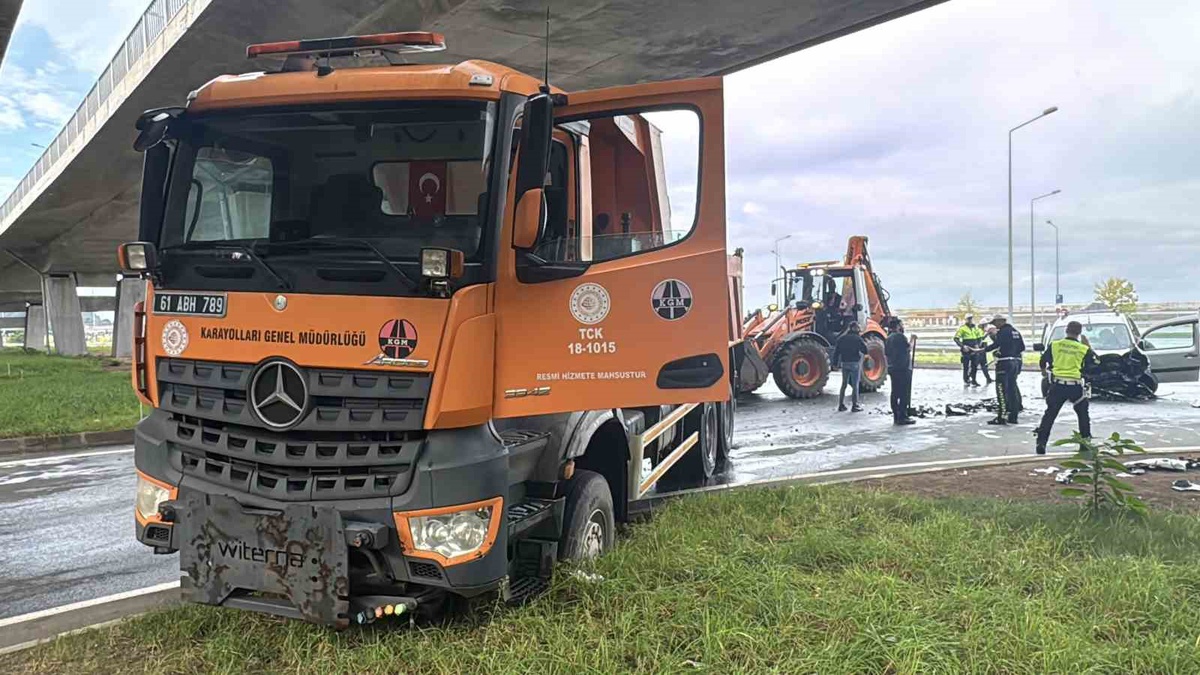 Rize Pazar'da kamyonla kafa kafaya çarpışan araçta baba ve kızı yaralandı